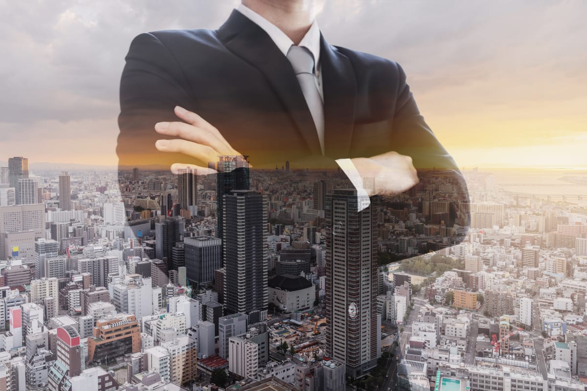 business-man-double-exposure-with-city
